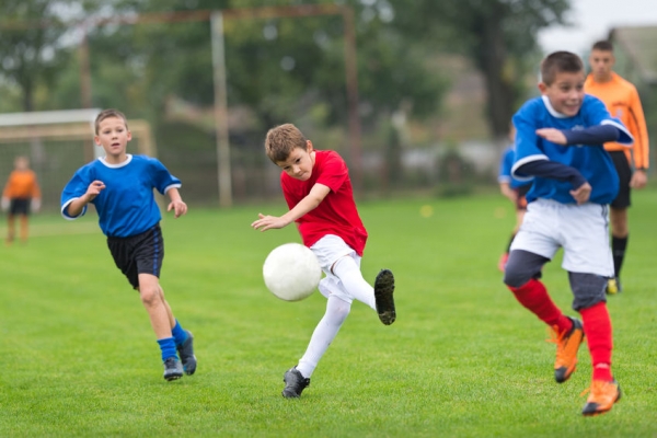 How does sports affect our bodies_Kids Playing Soccer